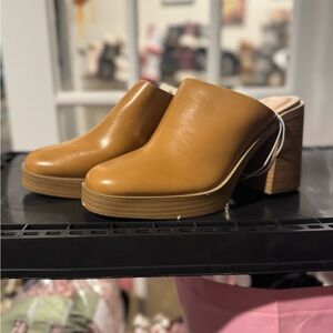 Size 8.5 Universal Thread Mustard Mules